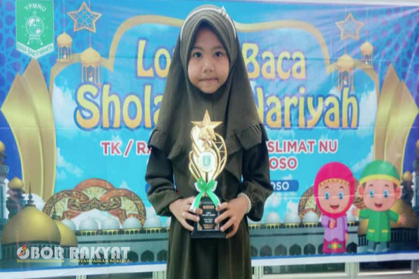 Bondowoso, Obor Rakyat - Chayra Fayyola Nadhifa salah satu peserta lomba membaca sholawat dari RA Sabilul Muttaqin, juara 5 di tingkat Taman Kanak-kanak se-Kabupaten Bondowoso.