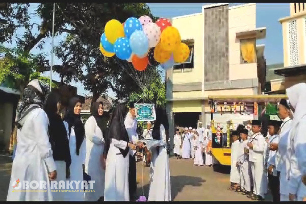 Bondowoso, Obor Rakyat - Dalam rangka memperingati Hari Santri Nasional tahun 2023, Pondok Pesantren (Ponpes) Al Hidayah, Desa Bataan, Kecamatan Tenggarang, Kabupaten Bondowoso menggelar kirab santri, Minggu (22/10/2023).