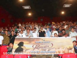 Pj Bupati Bondowoso Bersama Plh Sekda, Nonton Film ‘Aku Rindu’