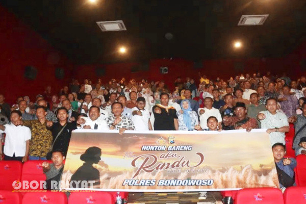 Bondowoso, Obor Rakyat - Pj Bupati Bambang Soekwanto bersama Plh Sekretaris Daerah (Sekda), Bondowoso, Haeriyah Yulianti nonton bareng film berjudul 'Aku Rindu' di bioskop NSC Bondowoso, Minggu (22/10/2923), malam.