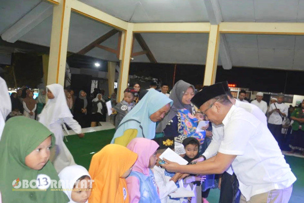 Bondowoso, Obor Rakyat - Pj Acara Ini Dikemas Dengan Sholawat Bersama Anak Yatim Piatu Bondowoso, Bambang Soekwanto, hadiri dalam acara penutupan festival Maulid Nabi Muhammad SAW, yang digelar dengan meriah dan penuh kegembiraan di pendopo Kecamatan Curahdami, Minggu (22/10/2023) malam.