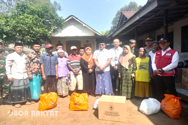 Bondowoso, Obor Rakyat - Pemerintah Kabupaten (Pemkab) Bondowoso menyalurkan bantuan kepada warga RT 12, RW 06, Dusun Jatian, Desa Sumber Anyar, Kecamatan Maesan, yang terdampak terjangan angin puting beliung, Selasa (24/10/2023).