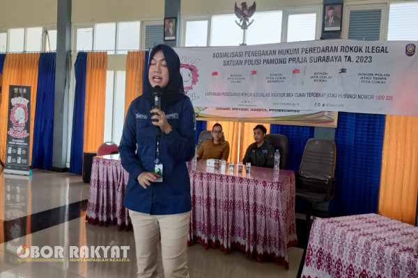 Surabaya, Obor Rakyat - Dalam rangka menanggulangi peredaran rokok ilegal yang saat ini marak, pihak Direktorat Jenderal Bea dan Cukai (DJBC), melalui team Humas Sidoarjo dengan merangkul Satuan Polisi Pamong (Satpol PP), menggelar sosialisasi kepada pedagang rokok di Wilayah Tandes, Surabaya.