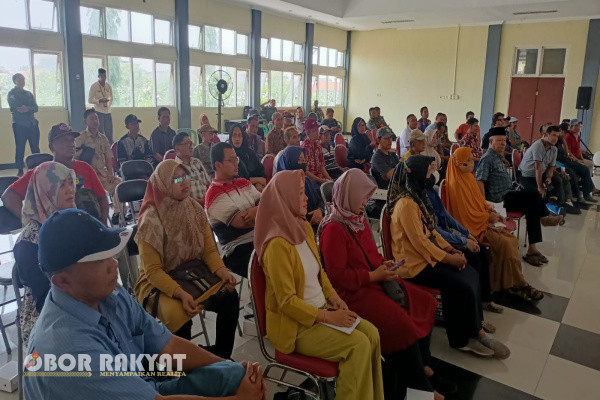 Surabaya, Obor Rakyat - Dalam rangka menanggulangi peredaran rokok ilegal yang saat ini marak, pihak Direktorat Jenderal Bea dan Cukai (DJBC), melalui team Humas Sidoarjo dengan merangkul Satuan Polisi Pamong (Satpol PP), menggelar sosialisasi kepada pedagang rokok di Wilayah Tandes, Surabaya.