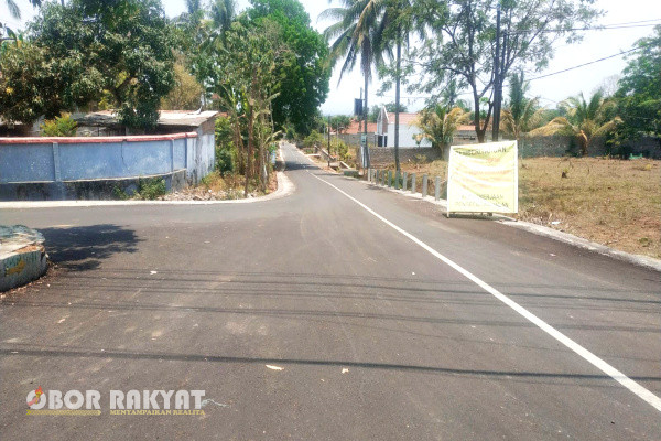 Bondowoso, Obor Rakyat - Komitmen Pemerintah Kabupaten (Pemkab) Bondowoso melalui dinas Binamarga Sumber Daya Air dan Bina Konstruksi (BSBK), dalam menuntaskan Rekontruksi atau peningkatan ruas jalan Taman - Kalianyar, diapresiasi warga setempat.