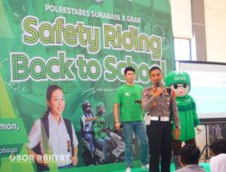Antisipasi Pelajar Berkendara ‘Ngawur’, Wakasat Lantas Giat Safety Riding Back To School SMAN 5 Surabaya