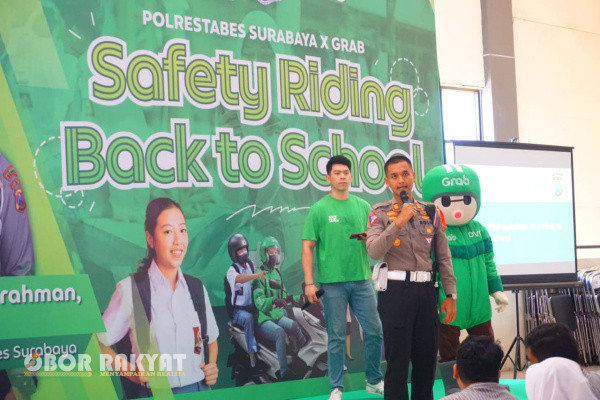 Surabaya, Obor Rakyat - Dalam rangka antisipasi maraknya pelajar menggunakan kendaraan bermotor yang tidak memiliki Surat Izin Mengemudi (SIM), dan tidak mengetahui etika berlalu lintas, Satlantas Polrestabes Surabaya berkolaborasi dengan Grab menggelar kegiatan Safety Riding Back to School di SMAN 5 Surabaya.