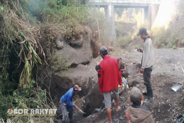 Bondowoso, Obor Rakyat – Aktifitas penambangan pasir ilegal di Corah Walud, Kabupaten Bondowoso, Jawa Timur, memakan korban.