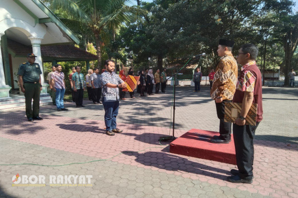 Bondowoso, Obor Rakyat - Bertempat di halaman kantor dinas jalan A Yani 90, seluruh karyawan dan karyawati Perum Perhutani KPH Bondowoso, mengikuti upacara bendera dalam rangka peringatan Sumpah pemuda ke-95 tahun 2023, Sabtu (28/10/2023).