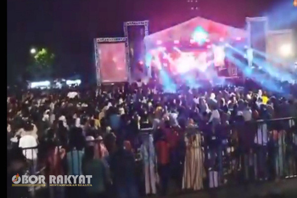 Bondowoso, Obor Rakyat - Hasrat masyarakat Kabupaten Bondowoso untuk menyaksikan langsung dua artis Pantura, yakni Ratna Antika dan Syahiba Saufa, penuh kekecewaan.