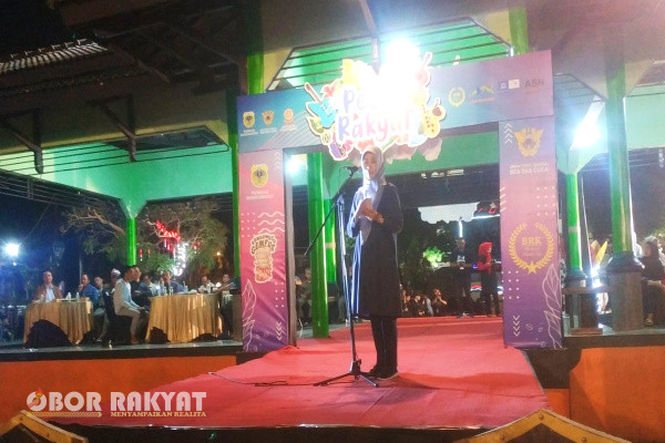 Bondowoso, Obor Rakyat - Dalam rangka sosialisasi rokok ilegal, Pemerintah Kabupaten (Pemkab) Bondowoso melalui Satuan Polisi Pamong Praja (Satpol PP), gelar pesta rakyat di Alun-alun Raden Bagus Asra (RBA) Ki Ronggo, Sabtu (28/10/2023), malam.