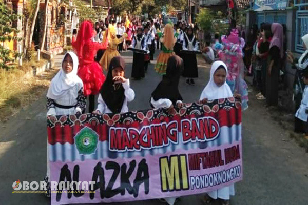 Banyuwangi, Obor Rakyat - Semangat dan dedikasi yang tinggi dari paguyuban Marching Band Al Azka MI Miftahul Huda, berhasil memikat hati masyarakat Banyuwangi.