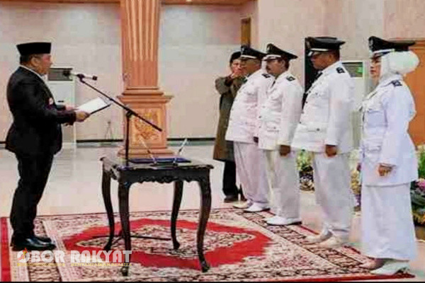 Jember, Obor Rakyat - Empat Kades pengganti antar waktu (PAW) telah dilantik oleh Bupati Jember, Hendy Siswanto, di Pendopo Wahyawibawagraha, Senin (30/10/2023) malam.