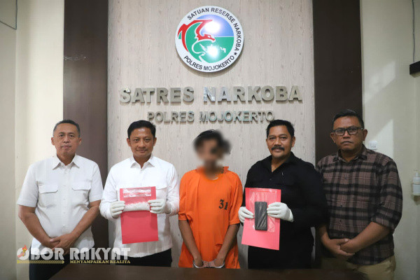 Mojokerto, Obor Rakyat - Tersangka inisial IB yang diamankan Satresnarkoba Polres Mojokerto atas dugaan penyalagunaan Psikotropika golongan ll yakni jenis Sabu, mencokot pelaku lain artinya petugas masih