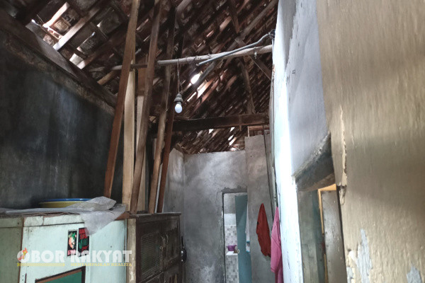 Surabaya, Obor Rakyat - Endang Warga Manukan Sikatan 2 Nomer 25, RT02/RW01 hingga kini belum terealisasi program Rumah Tidak Layak Huni (Rutilahu). Diduga petugas hanya pendataan tanpa memperhatikan skala prioritas.