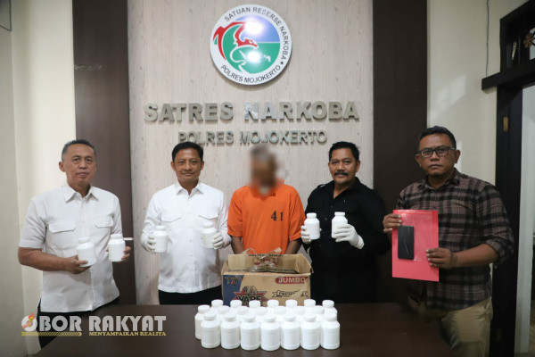 Mojokerto, Obor Rakyat - AKP Marji benar-benar tak main main dalam pemberantasan Narkoba, terbukti usai Ungkap 30,50 gram sabu, kali ini ribuan pil Koplo diamankan. 1 pelaku dibekuk dalam kasus tersebut.