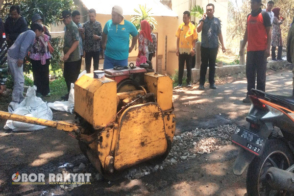 Bondowoso, Obor Rakyat - Pj Bupati Bondowoso, Bambang Soekwanto, didampingi Plh Sekretaris Daerah (Sekda), Haeriyah Yulianti, Asisten II, Hari Cahyono, Kepala Satuan Polisi Pamong Praja (Kasatpol PP), Slamet Yantoko, Plt kepala Kepala Kepala Dinas Bina Marga Sumber Daya Air dan Bina Kontruksi (BSBK), Ansori, Kabag Protokol dan Koordinasi Pimpinan Daerah (Prokopim), Adi Sunaryadi, melakukan peninjauan proyek pembangunan infrastruktur yang tersebar di beberapa titik wilayah Kabupaten Bondowoso.
