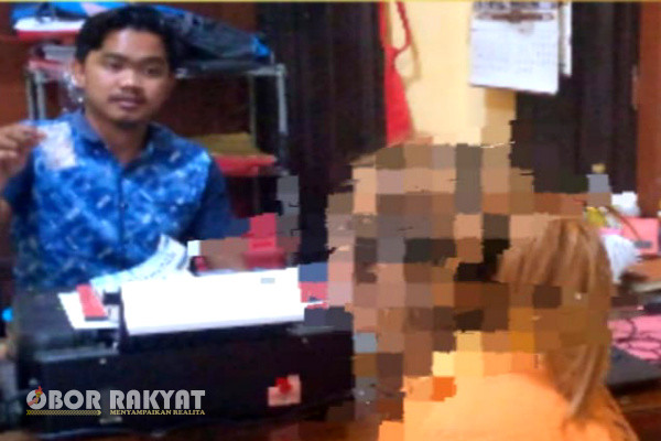 Bondowoso, Obor Rakyat - Apes yang dialami seorang Perempuan yang hendak menjual belikan Narkotika jenis sabu di kawasan wilayah hukum Polres Bondowoso diketahui anggota Satresnarkoba.