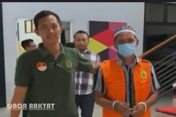 Bondowoso, Obor Rakyat – Kejaksaan Negeri (Kejari) Bondowoso kembali menetapkan tersangka baru dalam kasus bantuan alat mesin pertanian (Alsintan) jenis traktor roda empat dari Kementerian Pertanian RI.