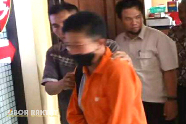 Situbondo, Obor Rakyat - Kepolisian Resor Situbondo berhasil mengungkap dan menangkap mantan Kepala Desa (Kades) Kotakan, Kecamatan Situbondo, kabupaten Situbondo, Suriwan dari persembunyiannya di salah satu tempat kosan di Jember.