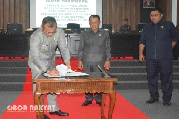 Bondowoso, Obor Rakyat - Pj Bupati Bondowoso , Bambang Soekwanto, mengikuti rapat Paripurna DPRD Kabupaten Bondowoso dalam rangka membahas dua agenda, diantaranya persetujuan penetapan Rancangan Peraturan Daerah (Raperda) pajak daerah dan retribusi daerah, dan penyampaian nota penjelasan Bupati atas Raperda Anggaran Pendapatan dan Belanja Daerah (APBD) tahun 2024.