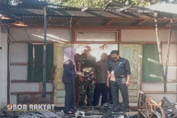 Bondowoso, Obor Rakyat - Dua rumah milik Buhari dan Eko, warga Dusun Demang, Desa Besuk, Kecamatan Klabang, Kabupaten Bondowoso, ludes terbakar.