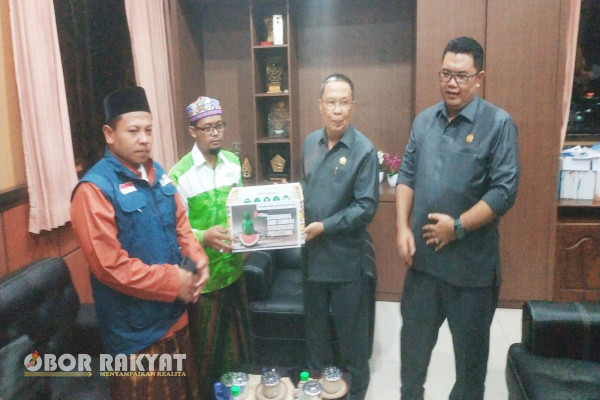Bondowoso, Obor Rakyat - Sebagai bentuk kepedulian terhadap warga negara Palestina, Dewan Perwakilan Rakyat Daerah (DPRD) bersama Pemerintah Kabupaten (Pemkab) Bondowoso menggalang Donasi.