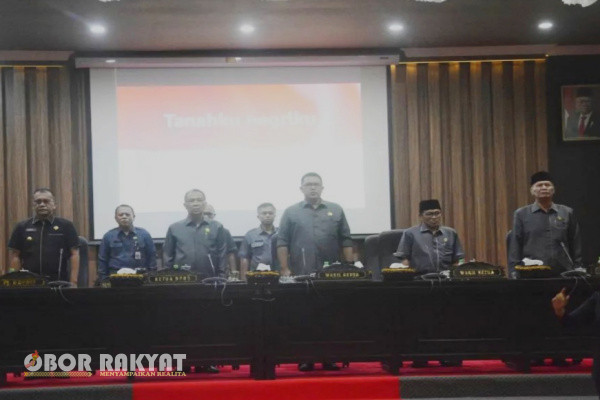 Bondowoso, Obor Rakyat - Dewan Perwakilan Rakyat Daerah (DPRD) bersama Pemerintah Kabupaten (Pemkab) Bondowoso menyelenggarakan rapat paripurna dalam acara Pandangan Umum Fraksi-Fraksi Terhadap Rancangan Peraturan Daerah (Raperda) Anggaran Pendapatan Belanja Daerah (APBD) Tahun Anggaran 2024, Selasa malam (7/11/2024).