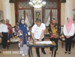Penandatanganan NPHD, Pemkab Bondowoso Bersama KPU dan Bawaslu