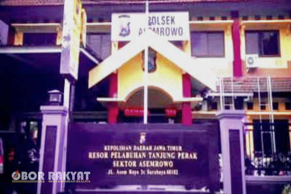 Surabaya, Obor Rakyat - Desas-desus adanya penangkapan pada tanggal 2 November 2023, di TKP Warkop daerah Tegalsari atas dugaan kasus perjudian online, terhadap terduga pelaku "Arul" patut dipertanyakan. Pasalnya, Kapolsek Asemrowo, Kompol Hegy Renata saat dihubungi Wartawan melalui WhatsApp +62 812-4196-XXXX, Rabu (8/11/2023), mengatakan, banyaknya rekan Wartawan yang menanyakan terkait penangkapan itu.