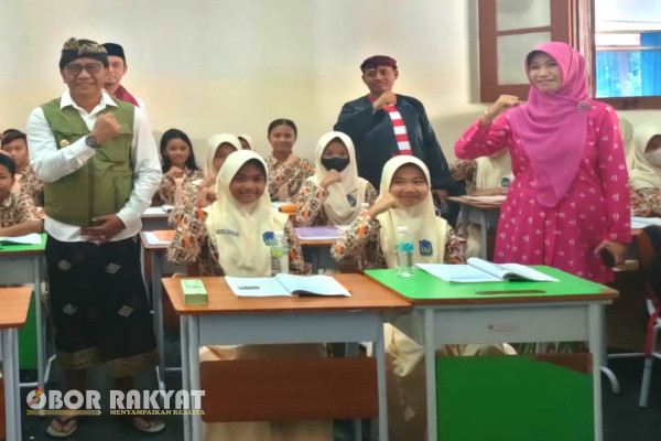 Bondowoso, Obor Rakyat - Guna menyiapkan Generasi Indonesia Emas serta mencegah meningkatnya angka Stunting di Bumi Ki Ronggo ini, Pemerintah Kabupaten (Pemkab) Bondowoso mengajak seluruh pelajar tingkat SMP dan SMA untuk rutin minum Tablet Tambah Darah (TTD).