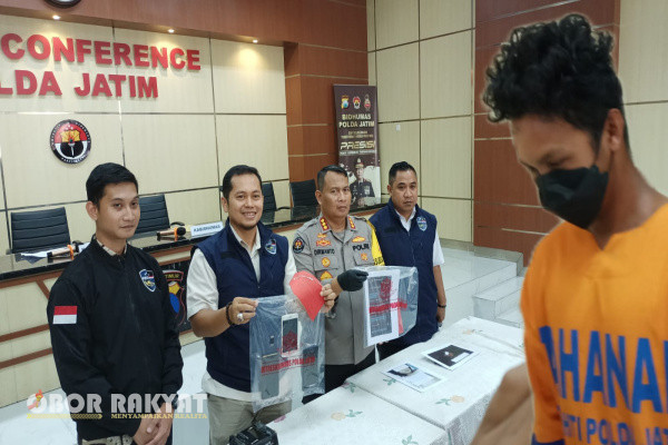 Surabaya, Obor Rakyat - Polda Jatim melalui Ditreskrimsus, unit l Subdit V Cyber, berhasil ungkap jual foto serta video melalui jejaring sosial. Ironisnya korban kebanyakan dibawah umur tersebut, mendapat ancaman dari pelaku.