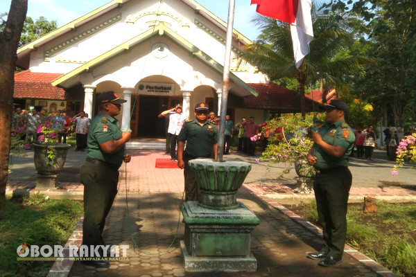 Bondowoso, Obor Rakyat - Hari Pahlawan Nasional (HPN) yang jatuh pada hari Jumat 10 November 2023, mewajibkan seluruh instansi pemerintahan melaksanakan upacara hikmat guna mengenang jasa para pahlawan yang telah gugur dalam merebut dan meraih kemerdekaan