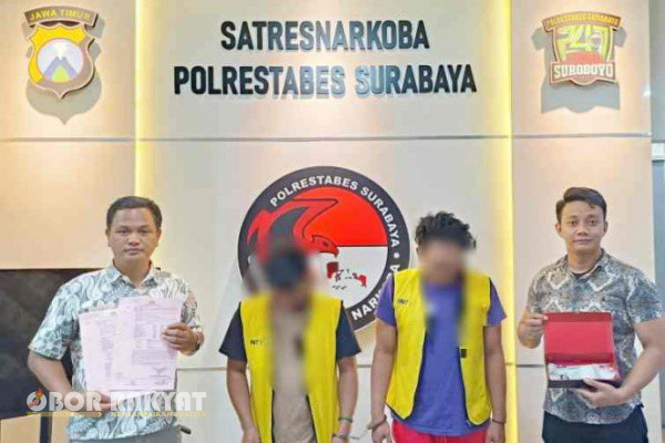 Surabaya, Obor Rakyat - Satresnarkoba Polrestabes Surabaya, berhasil amankan dua pelaku penyalagunaan narkoba jenis sabu. Namun nama DPO "Risol" masih menjadi PR untuk pengungkapan jaringan barang terlarang tersebut.