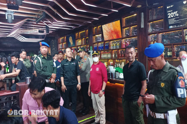 Surabaya, Obor Rakyat - Pemerintah Kota (Pemkot) Surabaya, melalui tim gabungan Polrestabes Surabaya, BNN, TNI, serta Satpol PP, tak main-main dalam penyisiran Rumah Hiburan Umum (RHU).