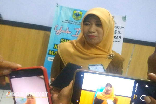 Bondowoso, Obor Rakyat - Tim Penilaian Kinerja (TPK) Pemerintah Kabupaten (Pemkab) Bondowoso, menonaktifkan sementara, Sugiyono Eksantoso sebagai kepala Dinas Pendidikan (Disdik).
