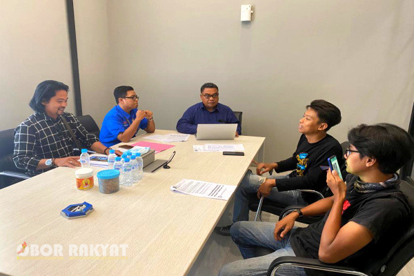 Surabaya, Obor Rakyat - PT Cipta Makmur Pertiwi (CMP) didatangi puluhan orang yang tergabung dalam Aliansi Warga Wotan, (AWAN). Mereka menuntut akan industri ramah lingkungan dengan mengajukan tiga tuntutan.