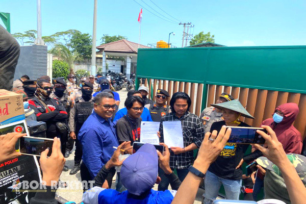 Surabaya, Obor Rakyat - PT Cipta Makmur Pertiwi (CMP) didatangi puluhan orang yang tergabung dalam Aliansi Warga Wotan, (AWAN). Mereka menuntut akan industri ramah lingkungan dengan mengajukan tiga tuntutan.