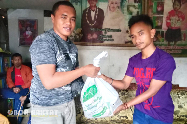 Bondowoso, Obor Rakyat - Jaringan Media Siber Indonesia (JMSI) Cabang Bondowoso, menyerahkan bantuan kepada terduga korban salah tangkap aparat, Selasa, (14/11/2023) sore hari.