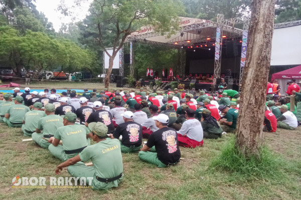 Malang, Obor Rakyat - Puluhan personil dari Satuan Tugas Perlindungan Masyarakat (Satlinmas) dan Satuan Polisi Pamong Praja (Satpol PP) Kabupaten Bondowoso, hadiri sekaligus ikut serta dalam Jambore Satlinmas di Perkemahan Cuban Rondo, Desa Pande Sari, Kecamatan Pujon, Kabupaten Malang. Kegiatan ini dilaksanakan pada 14 sampai 17 November 2023.