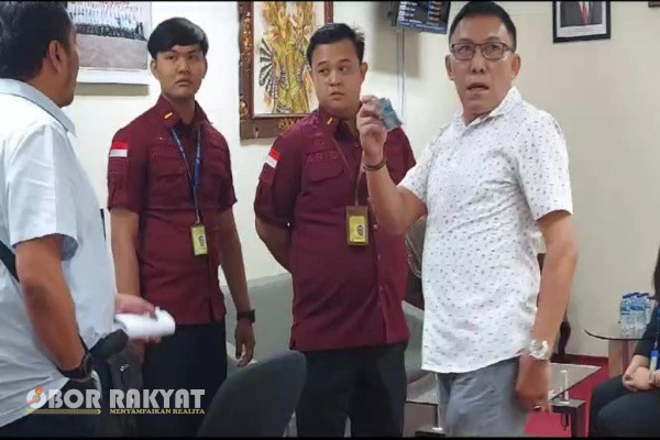 Bali, Obor Rakyat - Kejaksaan Tinggi (Kejati) Bali menangkap lima orang petugas imigrasi Bandara Internasional I Gusti Ngurah Rai Bali.