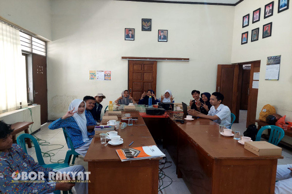Bondowoso, Obor Rakyat - Menindaklanjuti program Green Youth Movement (GYM) yang dilaksanakan pada bulan Agustus lalu, sebanyak 16 siswa dan siswi dari berbagai Sekolah Menengah Atas (SMA), baik umum dan kejuruan di kabupaten Bondowoso, kembali mengikuti pembekalan untuk meningkatkan pengetahuan tentang lingkungan hidup secara virtual bertempat di Ruang Sonokeling Perum Perhutani KPH Bondowoso, Selasa (14/11/2023).