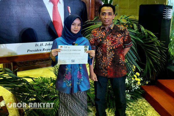 Bondowoso, Obor Rakyat - Seperti diberitakan sebelumnya, dalam pemberian materi lanjutan Green Youth Movement (GYM) yang merupakan program baru dari Kementerian Lingkungan Hidup dan Kehutanan RI, dimana dari hasil test akhir, Nanda Salsha Dena Kusuma Putri Wirawan, siswi kelas XI SMUN 1 Bondowoso meraih nilai tertinggi dan menjadi perwakilan kabupaten yang dikenal dengan julukan kota tape atau Republik kopi ini, untuk mengikuti wisuda generasi Green Ambassador oleh menteri LHK di Jakarta kamis (16/11/2023).