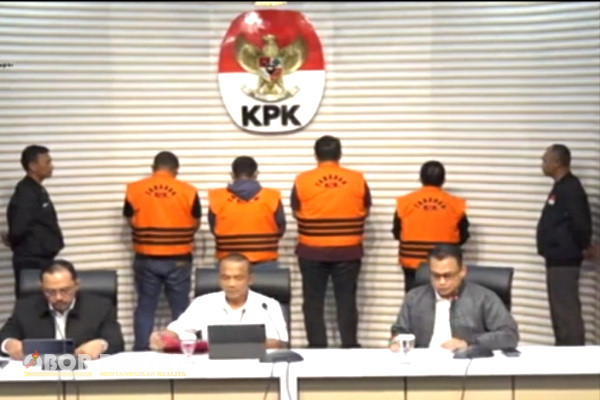 Jakarta, Obor Rakyat - Komisi Pemberantasan Korupsi (KPK) menetapkan empat orang tersangka dalam kasus dugaan tindak pidana korupsi berupa pemberian hadiah atau janji terkait pengurusan perkara di lingkungan Kejaksaan Negeri (Kejari) Kabupaten Bondowoso, Jawa Timur.