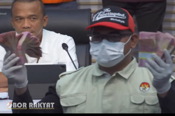 Jakarta, Obor Rakyat - Komisi Pemberantasan Korupsi (KPK) mengungkapkan kronologi operasi tangkap tangan (OTT) di Kabupaten Bondowoso, Jawa Timur, pada Rabu 15 November 2023. Dalam operasi senyap tersebut, KPK menangkap sembilan orang.