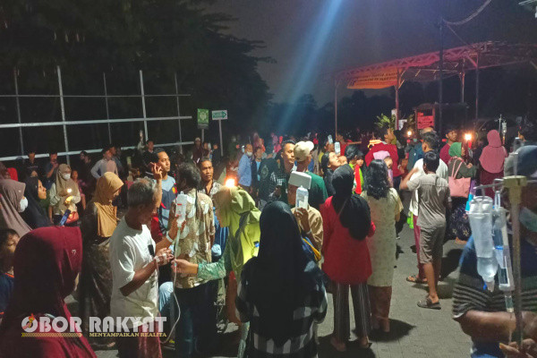 Surabaya, Obor Rakyat - Pasien Rumah Sakit Islam (RSI) Darus Syifa' Benowo, Surabaya, Geger, setelah sirine darurat berbunyi kencang tanda akan bahaya. Spontan pasien "semburat" meninggalkan ruangan, Senin (20/11/2023), sekitar pukul 18.20 WIB.