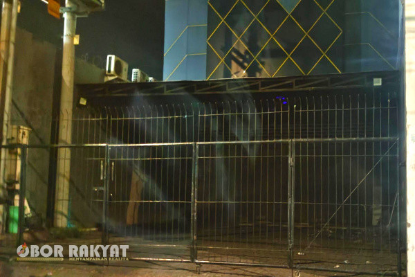 Surabaya, Obor Rakyat - Kejadian pasca insiden penusukan di Rumah Hiburan Umum (RHU) Phoenix, langsung disegel oleh Polisi. Namun hingga kini belum terungkap pelaku yang menghilangkan nyawa itu. Ditambah lagi dari keterangan warga, lampu terlihat menyala.