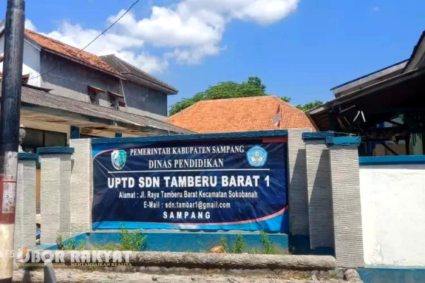 Sampang, Obor Rakyat - Merasa gaji di "Sunat" (Potong - red) guru di SDN Tamberu Barat l, Sokobenah, Sampang tempuh jalur hukum.