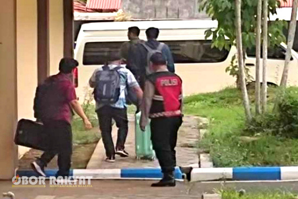 Bondowoso, Obor Rakyat - Sepekan setelah operasi tangkap tangan (OTT) di Kejaksaan Negeri (Kejari), KPK menggeledah kantor Bupati dan kantor Pemerintah Daerah (Pemda) Kabupaten Bondowoso, Selasa (21/11/2023).