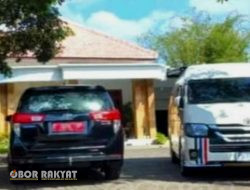 Usai Dari Ruang Staf Ahli Setda Kabupaten Bondowoso, Tim Penyidik KPK Geladah Rumahnya Eks Kepala BSBK Bondowoso